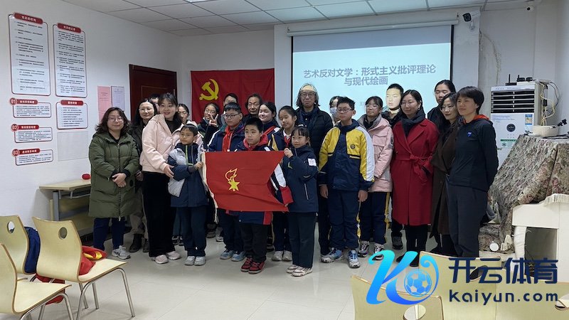 在保利叶之林1期居委会住户行径室，王南溟给锦秋学校的学生们和社区住户讲如何赏玩现代画作。佟鑫/拍摄