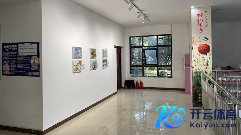 保利叶之林1期居委会住户行径室2楼的民众空间，宝山社区好意思术馆校正并展出了一组作品，校正得到了物业和住户的撑执。佟鑫/拍摄