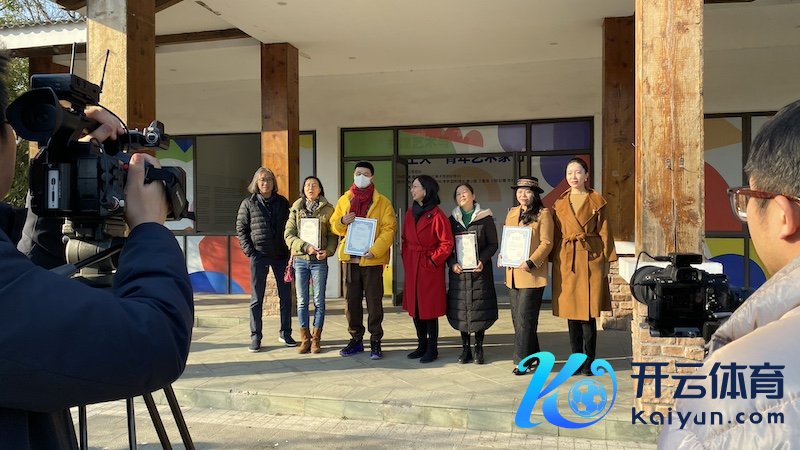 参与宝山社区好意思术馆平素运营防守的“素东说念主”流动馆长们获颁荣誉文凭。佟鑫/拍摄