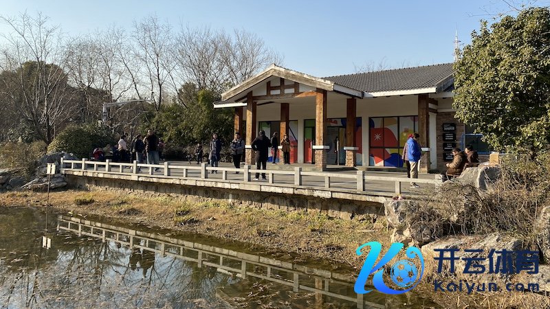 设在祁连公园湖畔原闲置房屋里的宝山社区好意思术馆。佟鑫/拍摄